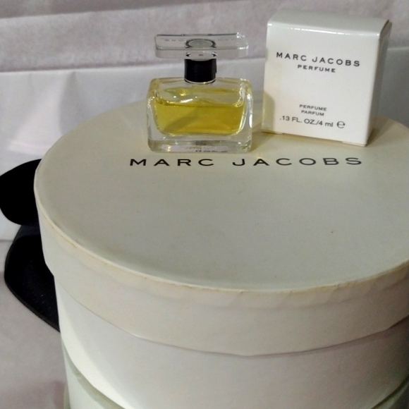 MARC JACOBS ๐ Perfume, 2 Eau de Toilette, Perfumed Lotion, Permanent Case NWT - Picture 6 of 11